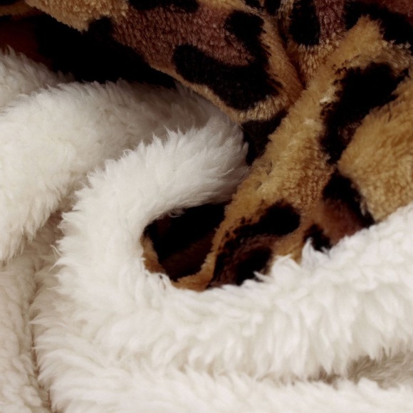 🆕 Leopard Print Furry Zipper Sweater White - Picture 7 of 8